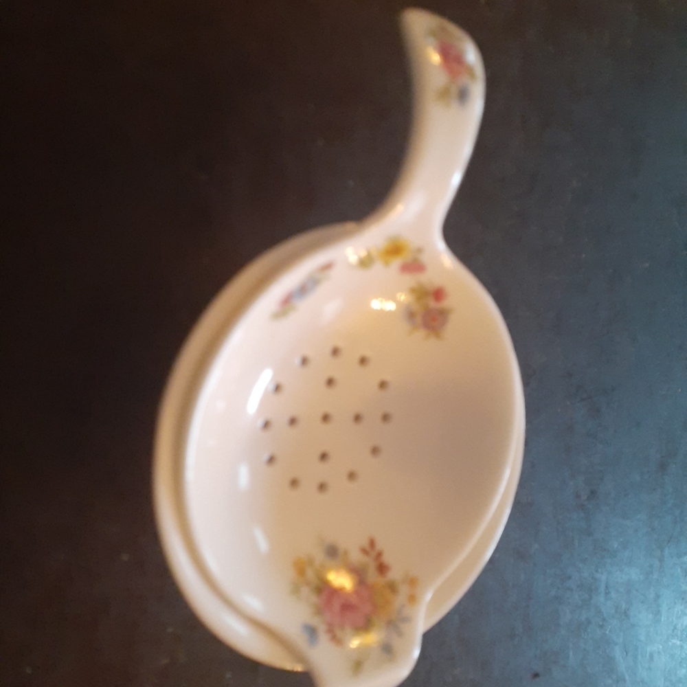 GORGEOUS Allyn Nelson Bone China Tea Bag or Lemon Strainer Basket Spoon & Cup.